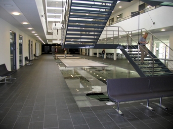 46_meter_langt_indendors_spejlbassin_med_vandvaeg_og_vandtrapper_ved_ibc_i_kolding