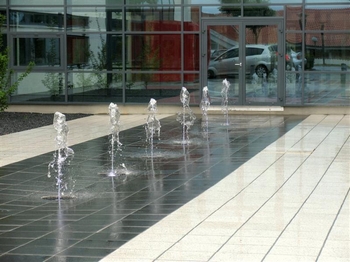 Springvand, 11 stk. på række, "dry fountain" Springvand_11_stk_paa_raekke_dry_fountain