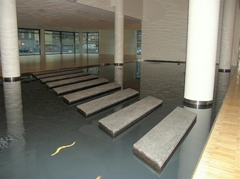 Spejlbassin_ved_kontorhuset_Vaerkmestergaarden_i_Aarhus