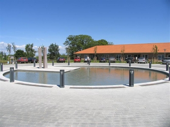Udendoers_Spejlbassin_med_vandkunst