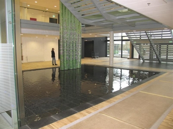 spejlbassin_m_vandvaeg_i_fordelingsrum_med_gardiner_for_stojdaempning