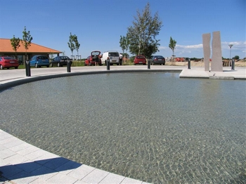 Aeldrecenter_i_Roskilde_spejlbasin_med_vandkunst