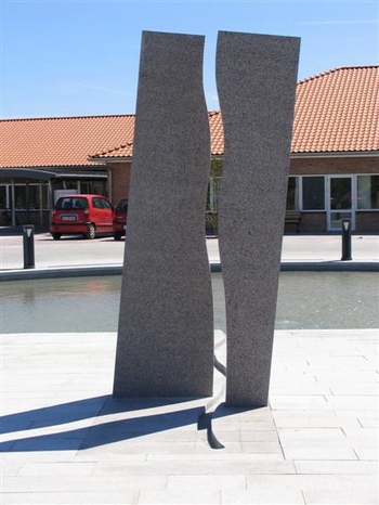 Aeldrecenter_med_spejlbassin_og_vandkunst