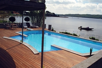 udendoers_bassin_med_terrasse_i_teaktrae