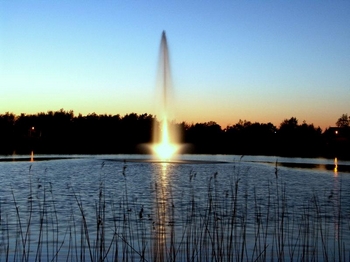 OASE flydespringvand aftenbillede, med belysning oase_flydespringvand_aftenbillede_med_belysning