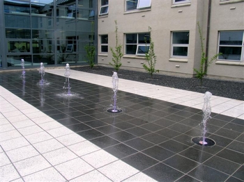 Progammerbare springvand ved Logstor erhversdomicil progammerbare_springvand_ved_logstor_erhversdomicil