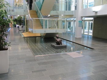 Spejlbassin i Scinece Center Skejby, bygherre Olav De Linde spejlbassin_i_scinece_center_skejby_bygherre_olav_de_linde