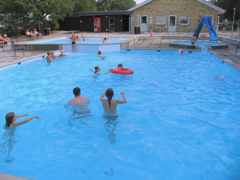 Ebeltoft Camping svømmebassin med LED undervandslys ebeltoft_camping_svoemmebassin_med_led_undervandslys