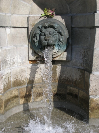 vandkunst_klassik_200_aar_gammelt_loevehovede_i_bronze