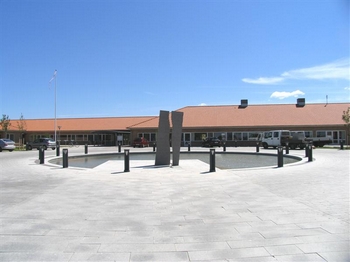 aeldrecenter_m_spejlbassin_ved_parkeringsplads_i_roskilde